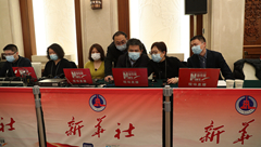 新华网记者在现场做直播准备工作