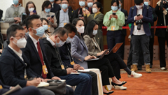 记者在发布会上采访