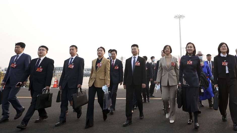 全国人大代表走向会场