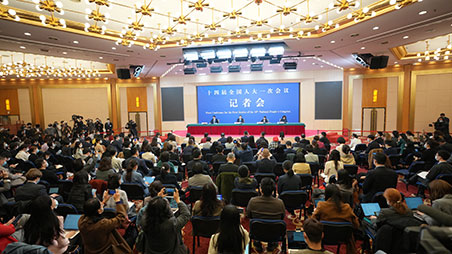 外交部长秦刚回答中外记者提问