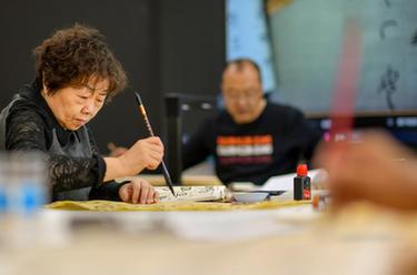 新疆：&ldquo;银龄学堂&rdquo;让老人老有所学