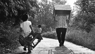 自带课桌上学是时代不可承受之重