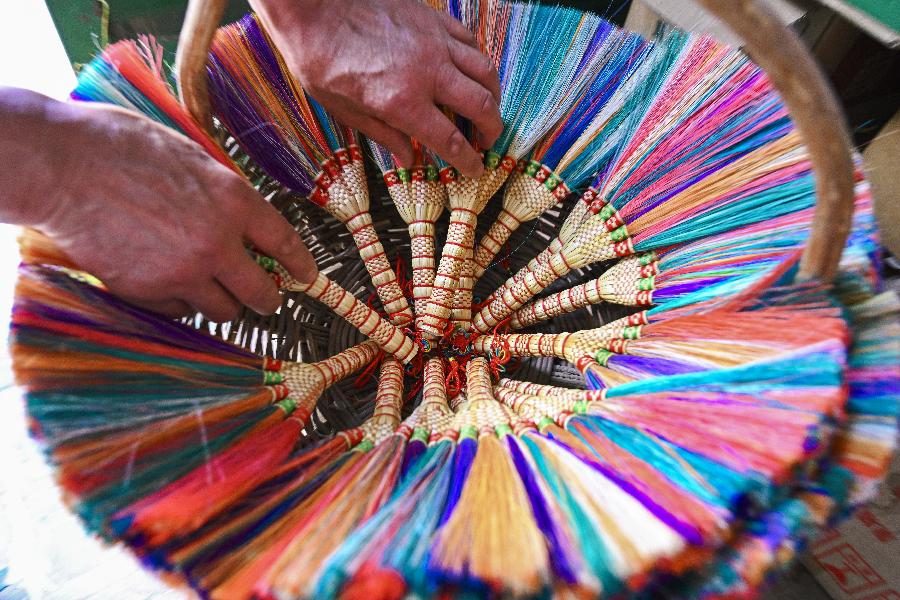 工艺笤帚&ldquo;守艺人&rdquo;：巧手编制的端午祝福