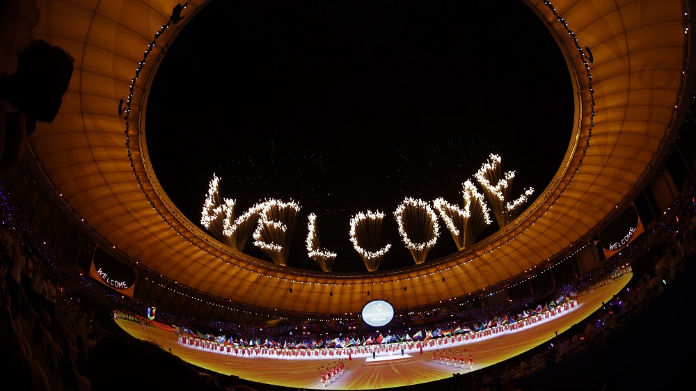 开幕式焰火点亮夜空