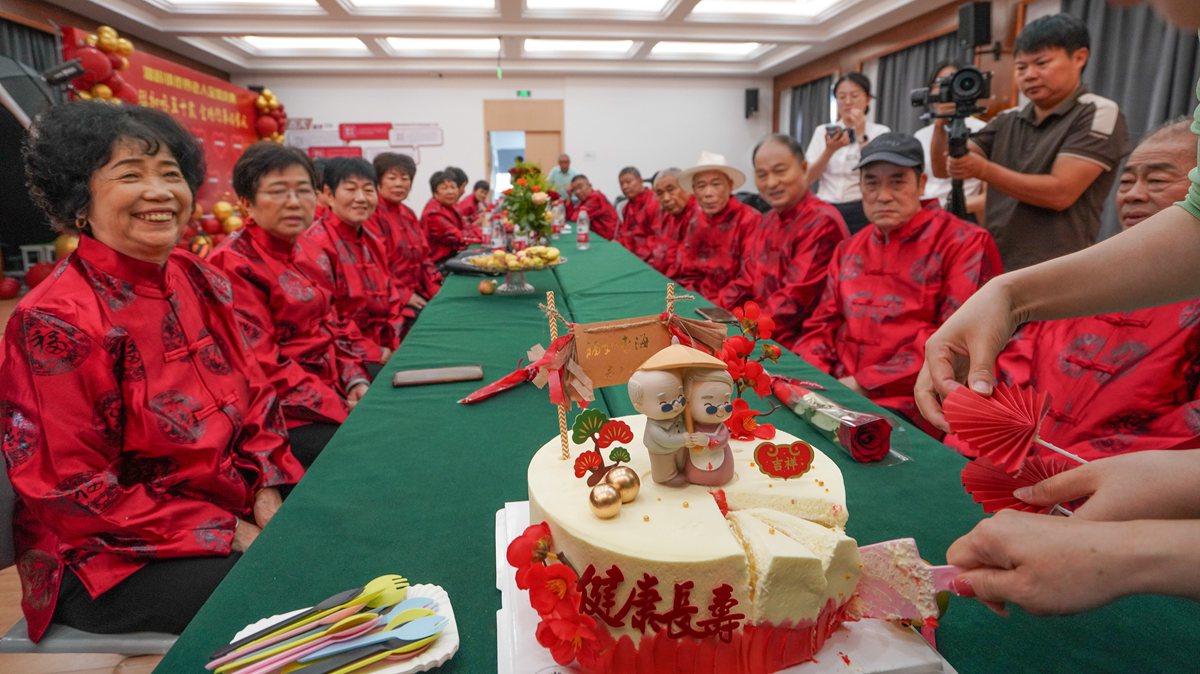 浙江瑞安：金婚庆七夕 携手永相伴