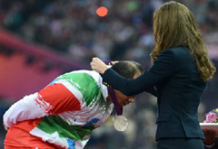 残奥会领奖小风波 伊朗运动员拒绝与凯特王妃握手