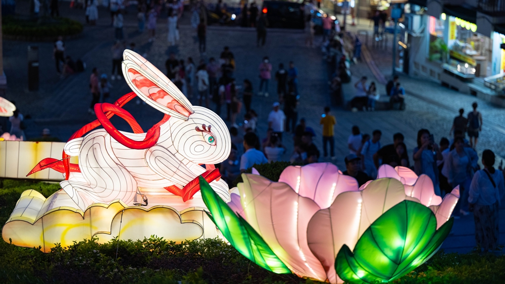 澳门：彩灯绽放迎中秋