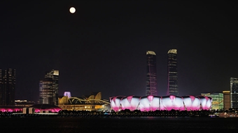 在杭州，西湖升明月，亚运共此时