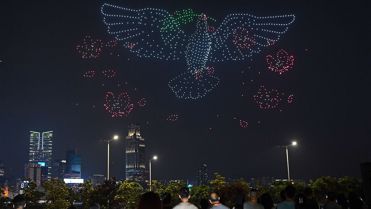 无人机香江璀璨庆&ldquo;双节&rdquo;