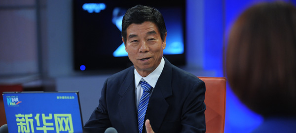 嘉宾与主持人交谈