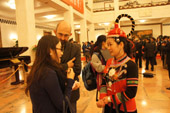 代表身着少数民族服饰接受记者采访