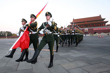 天安门广场举行升旗仪式
