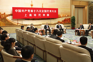 十八大代表团分组讨论