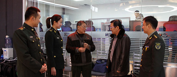 关山越、孙茂芳与&ldquo;重走雷锋路&rdquo;小分队队员在交谈