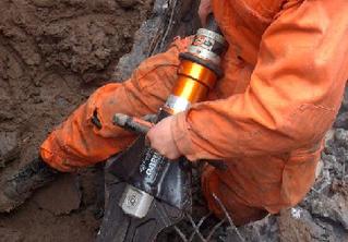 云南消防、武警投入镇雄山体滑坡救援