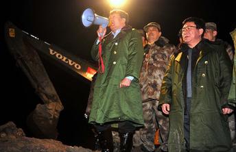 国务院工作组连夜赶到云南镇雄滑坡现场指导抢险救灾工作