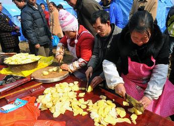 云南镇雄山体滑坡灾区群众得到初步安置