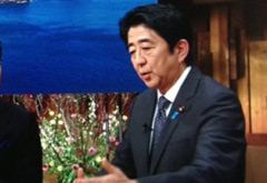 安倍搬起石头要砸谁的脚？