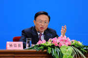 资料图片：杨洁篪回答记者提问(2012年)