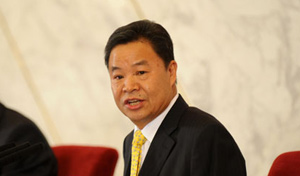 把改变作风与给老百姓办事结合起来