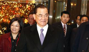 连战率团访大陆：此行是为两岸下代子孙