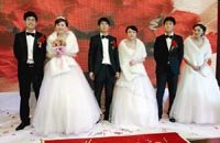 湖北三胞胎兄弟同日娶妻 新娘称不会认错人