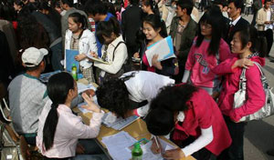 城镇新增就业900万人以上