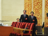 参加记者会的嘉宾步入会场