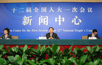 陈德铭就&ldquo;发展国内外贸易和促进经济合作&rdquo;回答记者提问