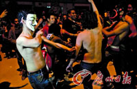 &ldquo;屌丝舞&rdquo;逆袭秒杀鸟叔 版本已超过10万个