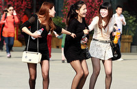 武汉年轻女孩上演&ldquo;清凉style&rdquo;