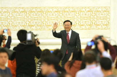 杨洁篪向记者挥手示意