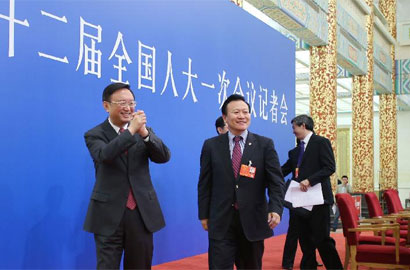 杨洁篪向现场记者致意