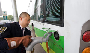 重新组建国家能源局，完善能源监督管理体制