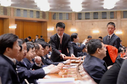 工作人员在发选票