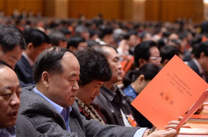 全国政协委员查看选票