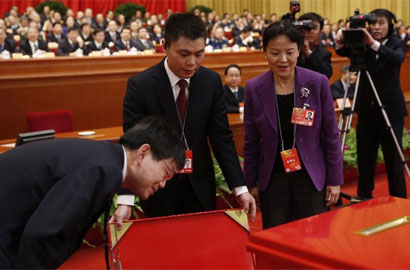 监票人在检查票箱