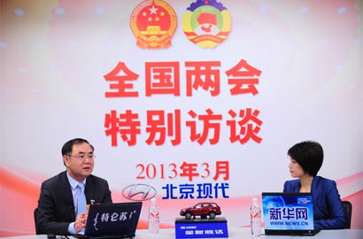 嘉宾毕小彬与主持人交谈中