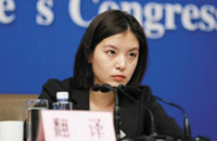 两会冷艳美女翻译走红 高中时就有人说其像赵薇