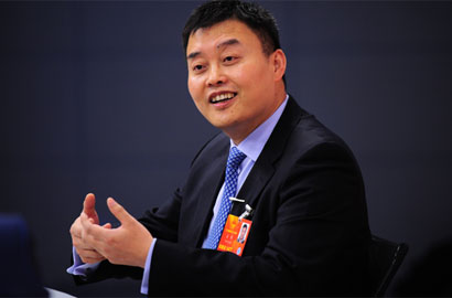 嘉宾姜明与主持人交谈中