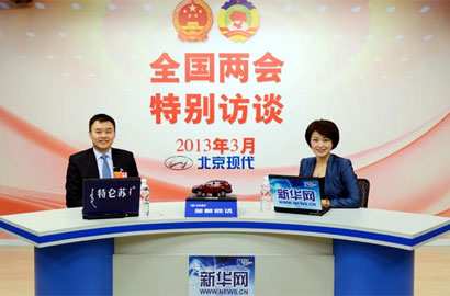 嘉宾姜明与主持人合影