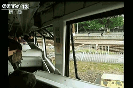 【视频】香港轻轨列车出轨