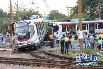5月17日,救援人员在出轨现场工作