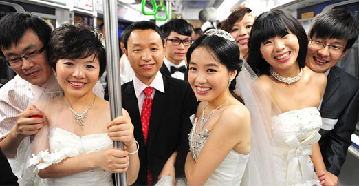 下一站:幸福!深圳20对新人乘地铁参加集体婚礼