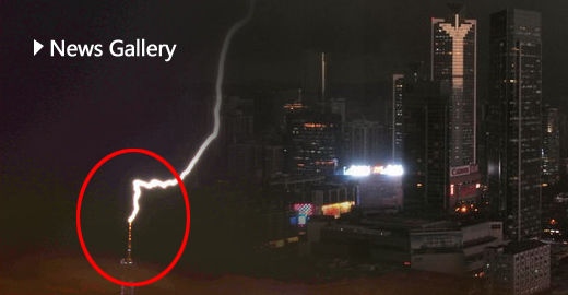 广州连日遭遇雷雨：实拍闪电击中广州塔瞬间