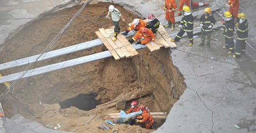 深圳龙岗一工业园路面塌陷 已造成5死1伤
