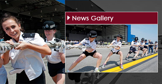 美国警察拉飞机大赛 俏警花拉动空客A320