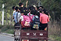 震惊：一辆三轮车，31个孩子