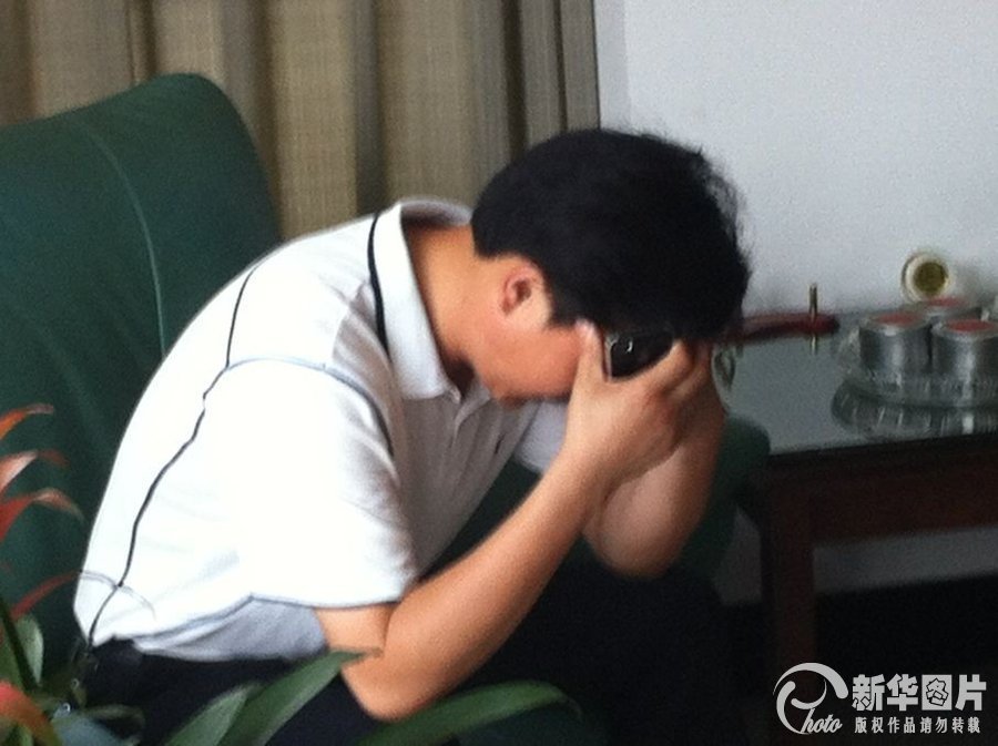 家长焦急等待孩子电话