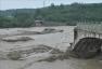 洪水袭击 四川多地桥梁被冲垮
